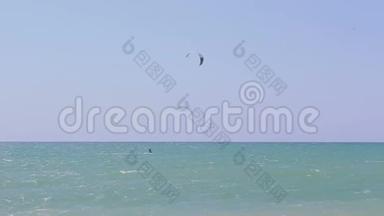 风筝冲浪者在碧海中<strong>乘风破浪</strong>。 海景和一个从事风筝冲浪的人..